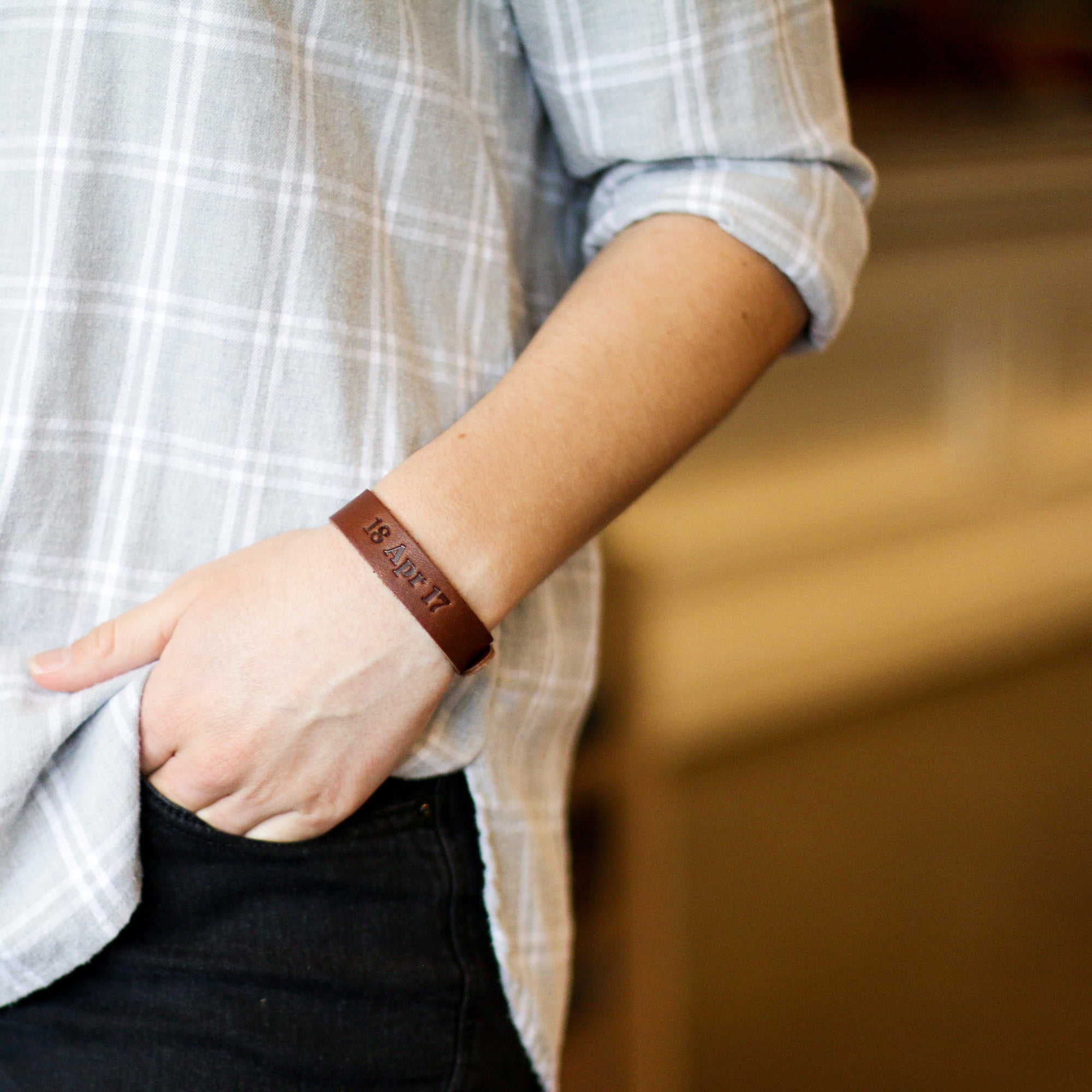 Fine leather bracelet customized with name or date